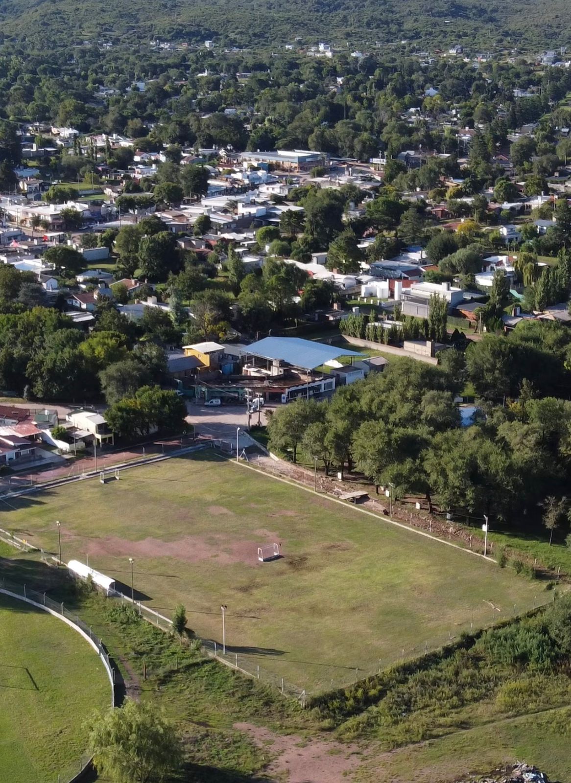 Render de la nueva cancha de hockey de césped sintético en Villa del Dique